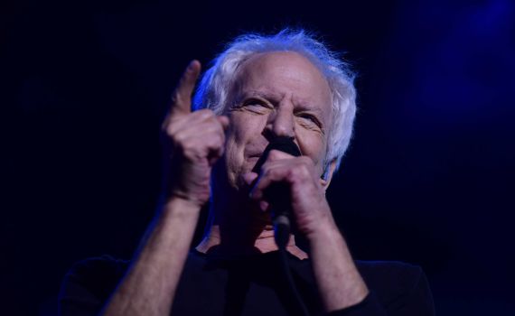 שלום חנוך במחווה לאריק אינשטיין לכבוד יום הולדתו