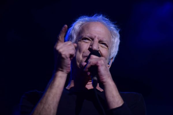 שלום חנוך במחווה לאריק אינשטיין לכבוד יום הולדתו