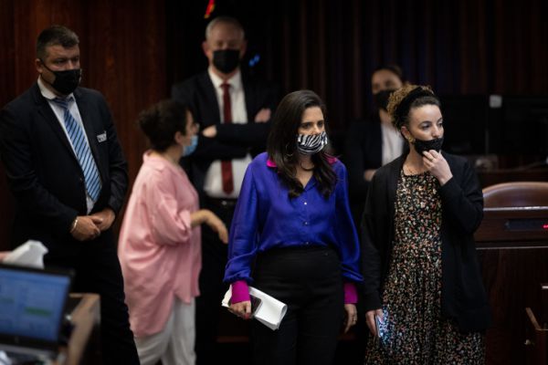 כך ימינה מנסה להסדיר את החשמל להתיישבות הצעירה