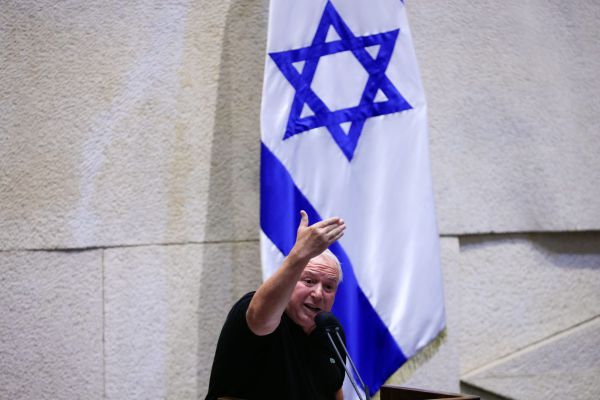 לפי אמסלם, חובה לטאטא את המפגינים לפח האשפה של ההיסטוריה | דעה