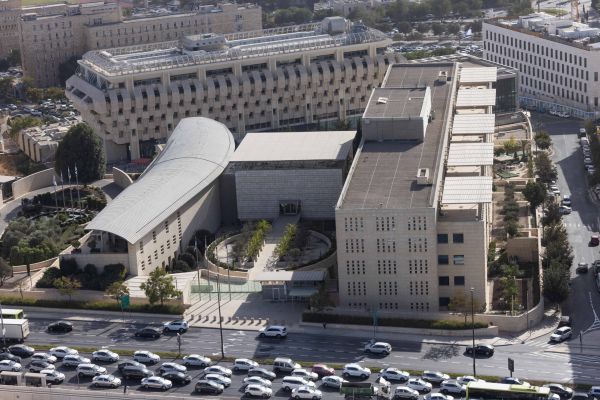 משרד החוץ בעיצומים: אין פונדקאות ואין עובדים זרים