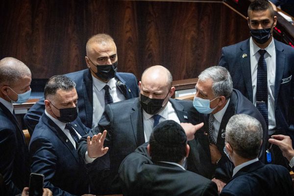 ההסבר המביך של בנט להתפרצות על סטרוק