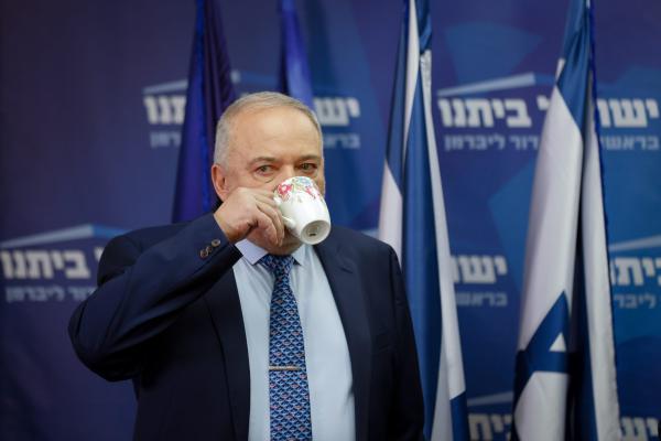 דיסטל-אטבריאן לליברמן: "אתה אנטישמי!" | צפו