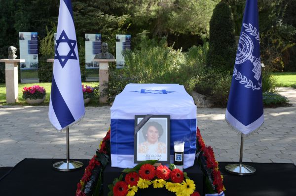 אורה הרצוג הובאה לקבורה: "את כוחנו ומקור השראתנו"