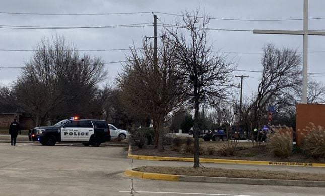 דיווח בטקסס: חמוש מחזיק בני ערובה בבית כנסת