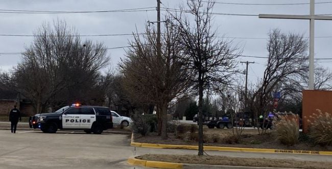 דיווח בטקסס: חמוש מחזיק בני ערובה בבית כנסת