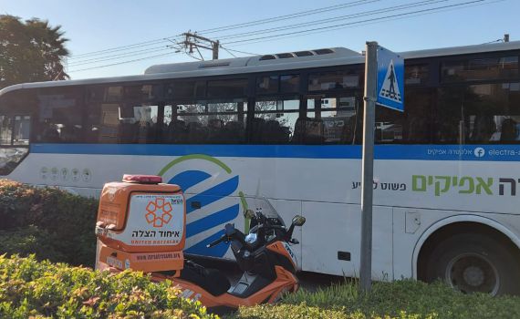 תאונה קשה ביבנה: הולכת רגל נהרגה מפגיעת אוטובוס