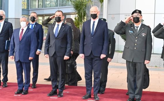 גנץ: "לקחת בחשבון את המשחק הכפול של איראן"