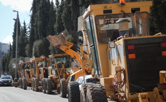 נערכים לשלג: כלים הנדסיים פרוסים בעשרות נקודות