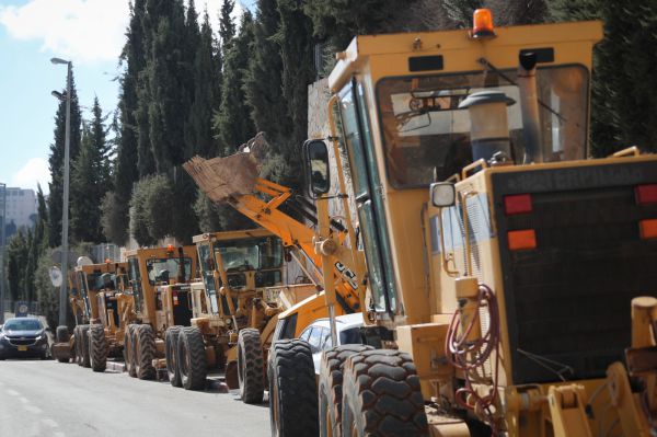 נערכים לשלג: כלים הנדסיים פרוסים בעשרות נקודות
