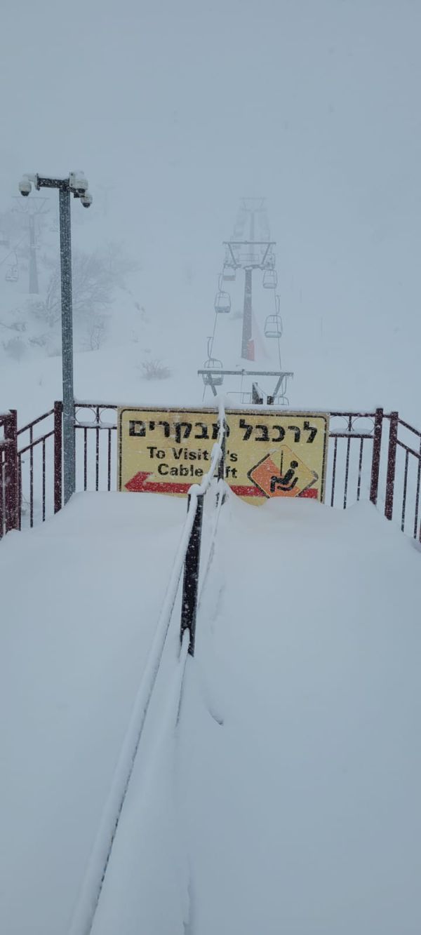 ברק פגע בבית בצפת; שלג כבד בחרמון | צפו