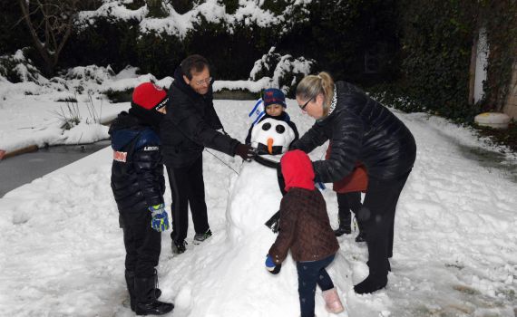צפו: נשיא המדינה ומשפחתו משחקים בשלג בירושלים