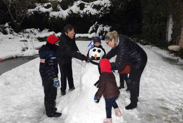 צפו: נשיא המדינה ומשפחתו משחקים בשלג בירושלים
