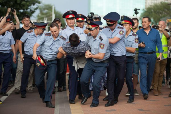 קזחסטן בסחרור: רוסיה שולחת כוחות