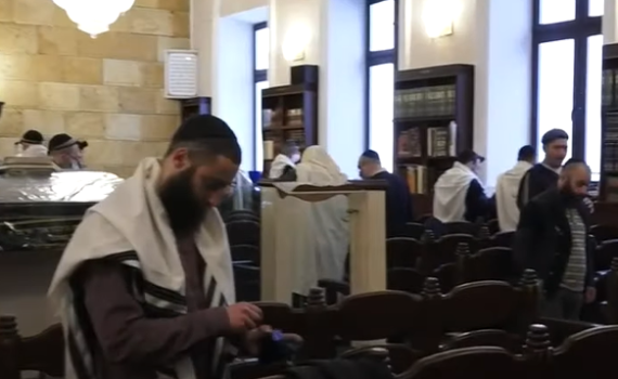 בעת צרה: יהודי אוקראינה מתפללים לשלום • צפו