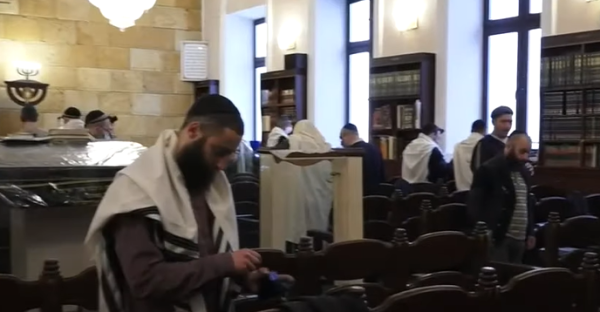 בעת צרה: יהודי אוקראינה מתפללים לשלום • צפו