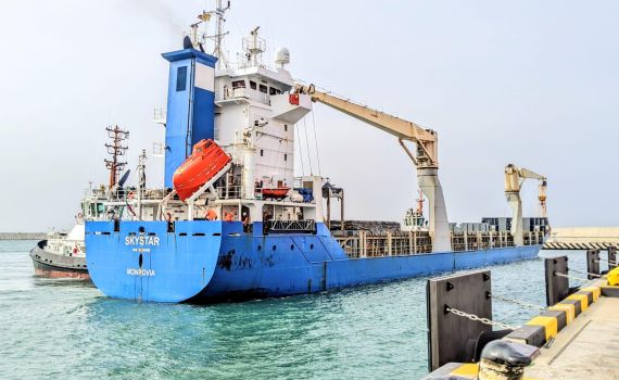 אניית מטען שנייה נכנס לנמל הסיני במפרץ חיפה