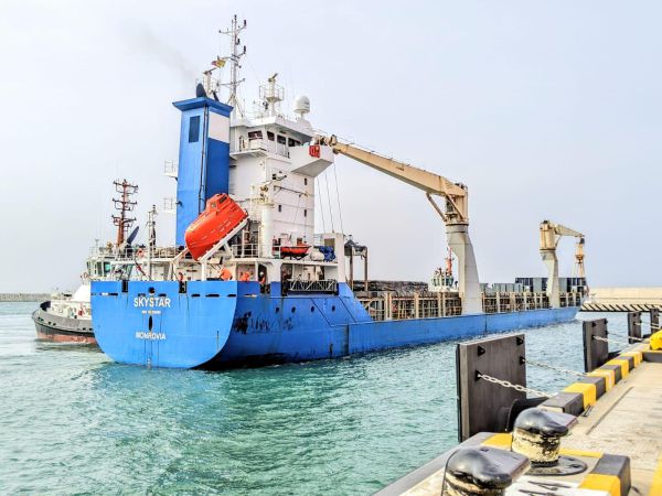 אניית מטען שנייה נכנס לנמל הסיני במפרץ חיפה