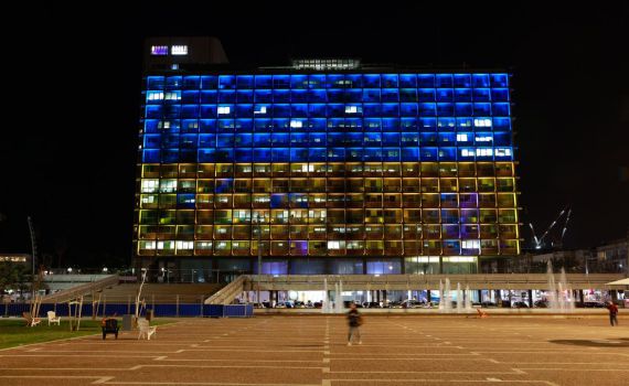 בניין עיריית תל אביב נצבע בצבעי דגל אוקראינה