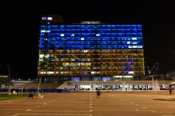 בניין עיריית תל אביב נצבע בצבעי דגל אוקראינה