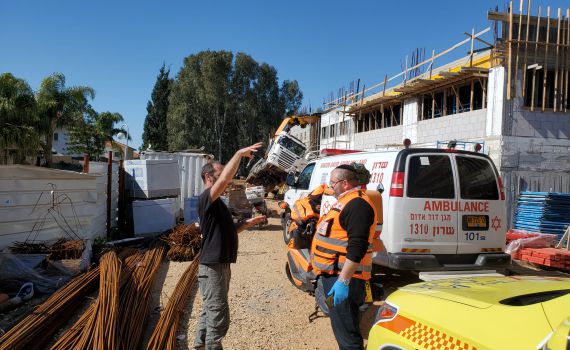 בן 40 נהרג ממנוף שהתהפך באתר בנייה בפרדס חנה