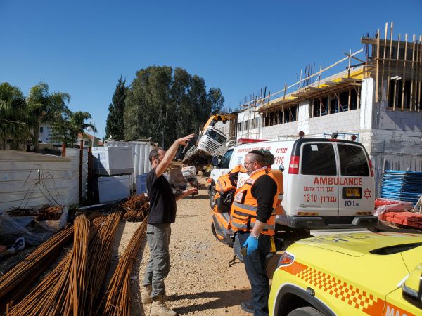 בן 40 נהרג ממנוף שהתהפך באתר בנייה בפרדס חנה