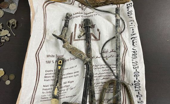 אלפי ממצאים ארכיאולוגיים: שודד עתיקות פלסטיני נעצר