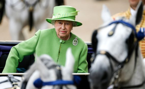 לאחר שנדבקה בקורונה, המלכה עדיין לא חשה בטוב