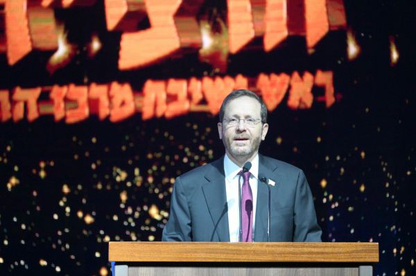 נאומו של נשיא המדינה הופרע בשריקות בוז. צפו