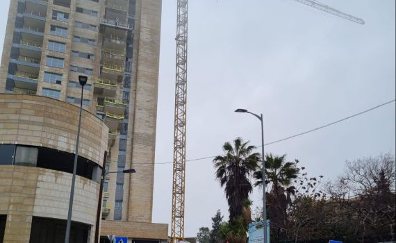 טרגדיה בירושלים: אדם סייר באתר בנייה – ונפל אל מותו