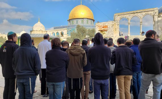 למרות ההחלטה: מונעים מיהודים להתפלל בהר הבית