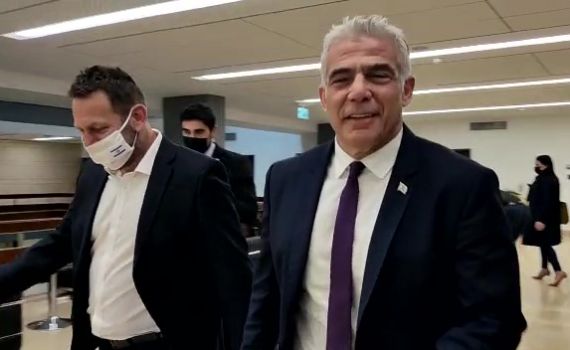 לפיד תפס את גנץ במסדרון. יהיה פתרון למשבר? צפו