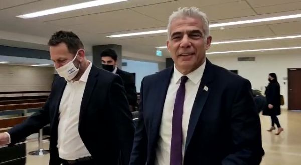 לפיד תפס את גנץ במסדרון. יהיה פתרון למשבר? צפו