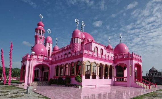 מה עומד מאחורי תמונת המסגד הורוד?