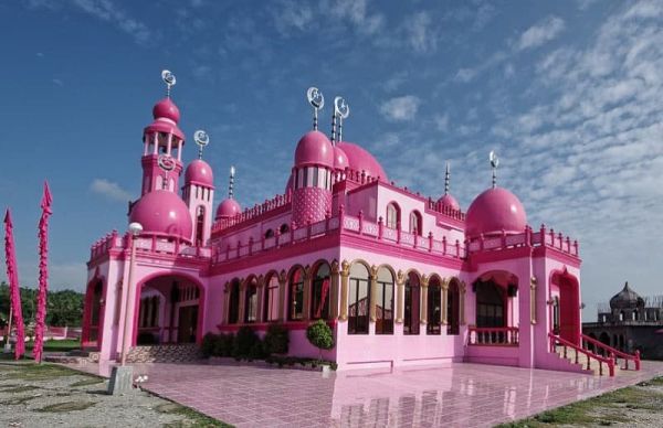 מה עומד מאחורי תמונת המסגד הורוד?