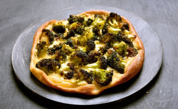 זמן לגוון: מתכון לפיצה עם אבוקדו וברוקולי