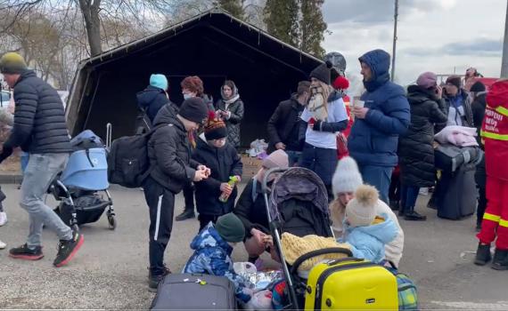 צפו: מאות פליטים ישראלים מגיעים לרומניה