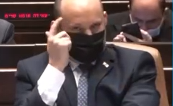 צפו: כך הגיב בנט בזמן נאומו של נתניהו