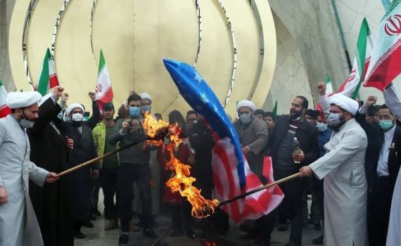 חגיגות השנה למהפכה באיראן בשריפת דגל ישראל