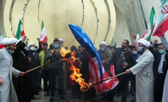  חגיגות השנה למהפכה באיראן בשריפת דגל ישראל