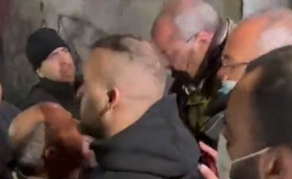 צפו: מכות בין אחמד טיבי לאריה קינג