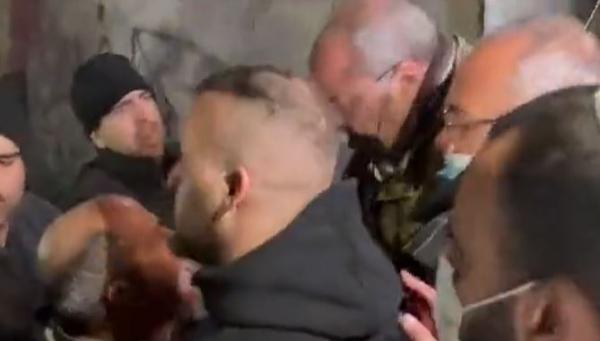 צפו: מכות בין אחמד טיבי לאריה קינג