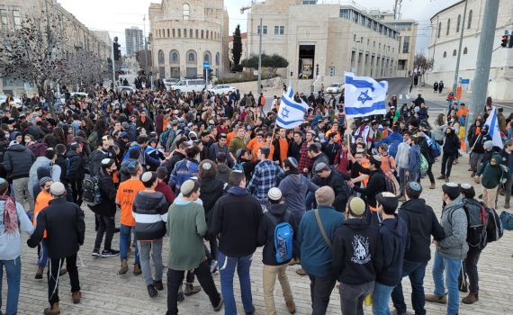 צפו: מאות נערים בצעדת מחאה נגד פינוי ישיבת חומש