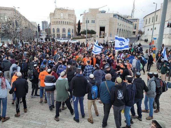 צפו: מאות נערים בצעדת מחאה נגד פינוי ישיבת חומש