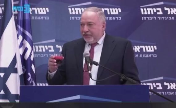 ליברמן: רק אדם טיפש מחזיק טלפון חכם