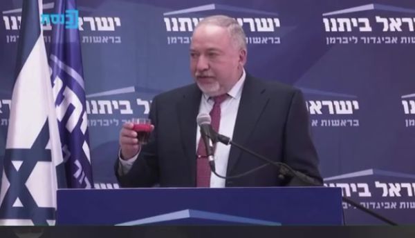 ליברמן: רק אדם טיפש מחזיק טלפון חכם