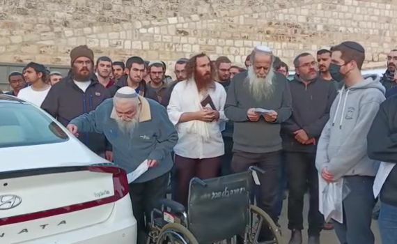 צפו: הרב דרוקמן בתפילה בקברו של הרב צבי יהודה