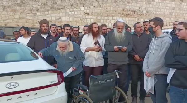 צפו: הרב דרוקמן בתפילה בקברו של הרב צבי יהודה