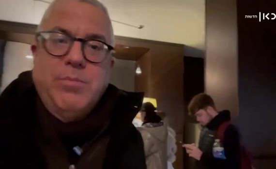 צפו: כתב כאן חדשות נאלץ להתפנות מהמלון בקייב