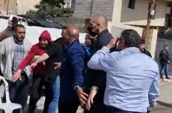 צפו: ערבים ניסו לתקוף באלימות את איתמר בן גביר